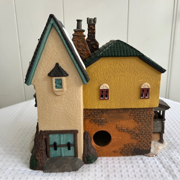 Department 56 “The Grapes Inn” - Picture 4 of 7